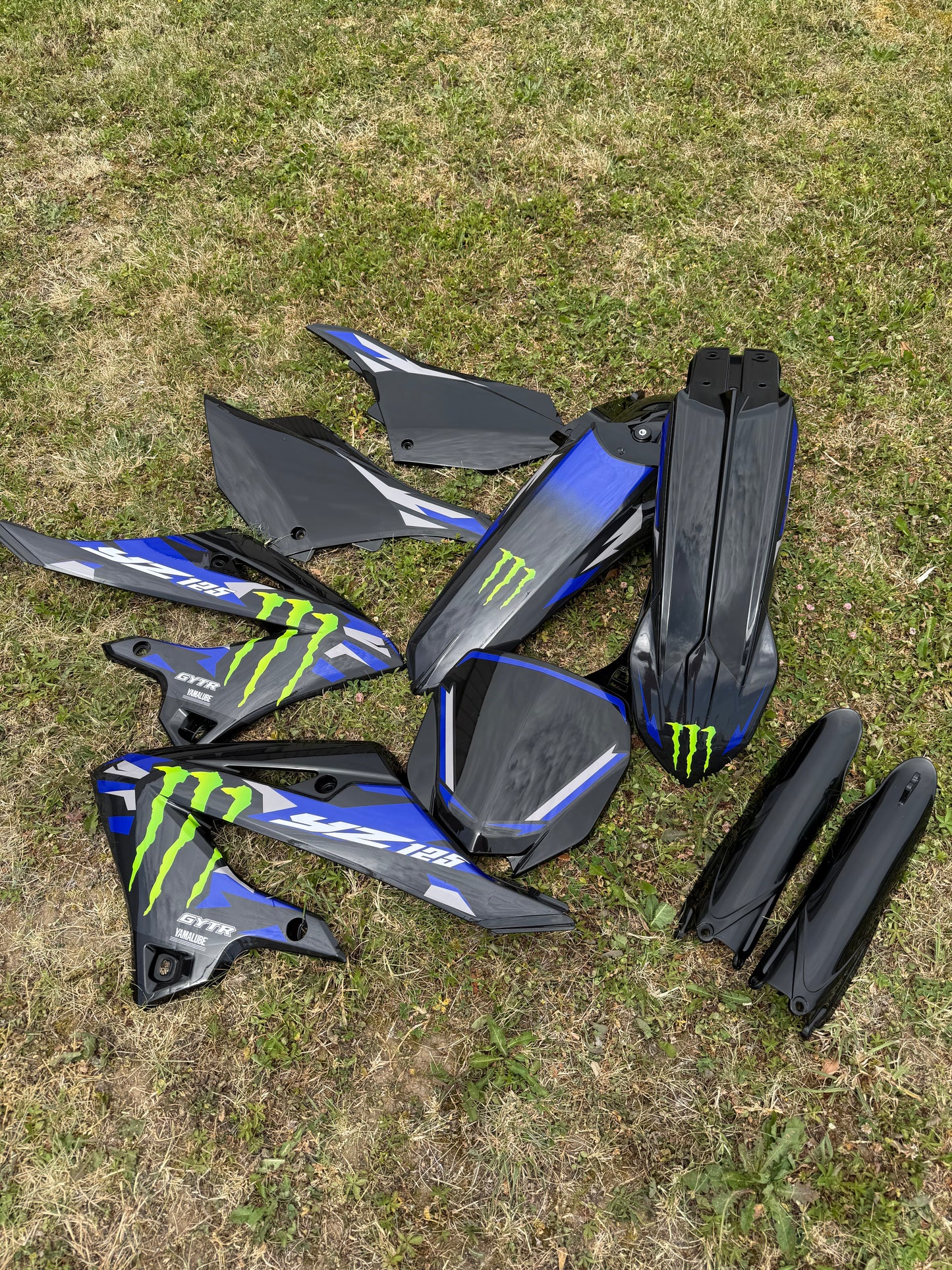 Kit plastique complet  noir + kit déco 125 yz 2025 monster