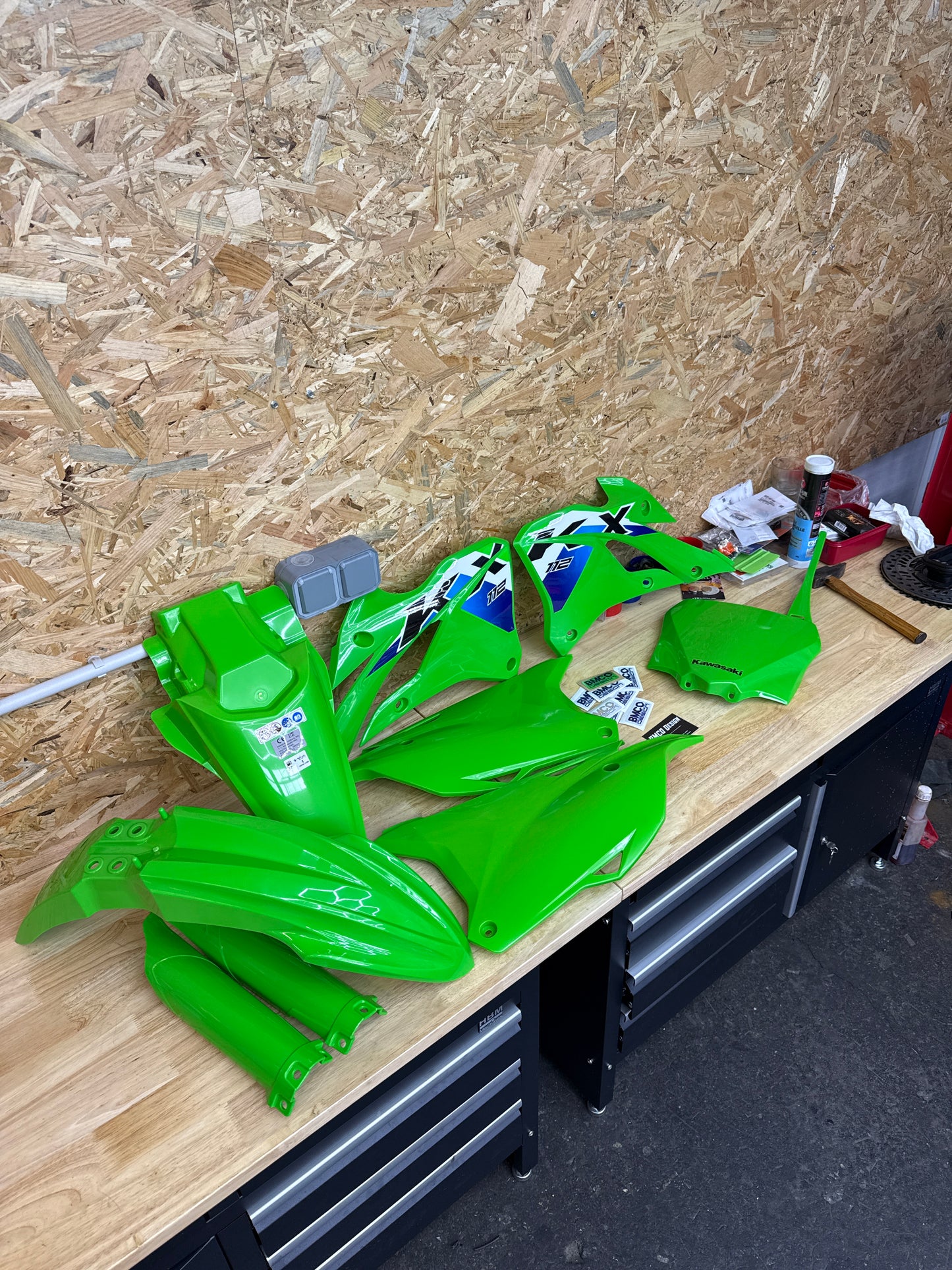 Kit déco + kit plastique 85 kx 2026